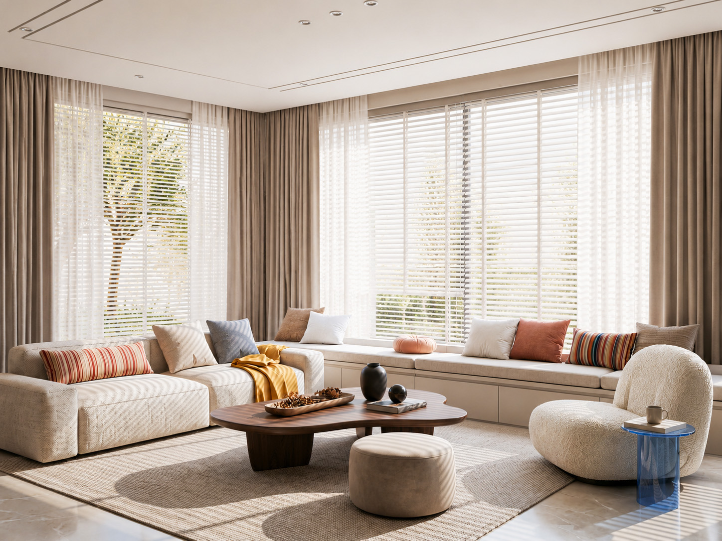 Venetian blind combined with fabric curtain